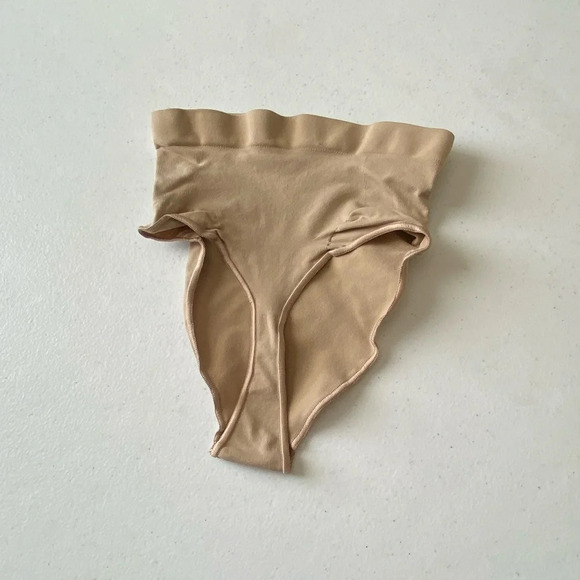 NEW Skims Seamless Sculpt Mid Waist Thong Clay Size M - Picture 1 of 8